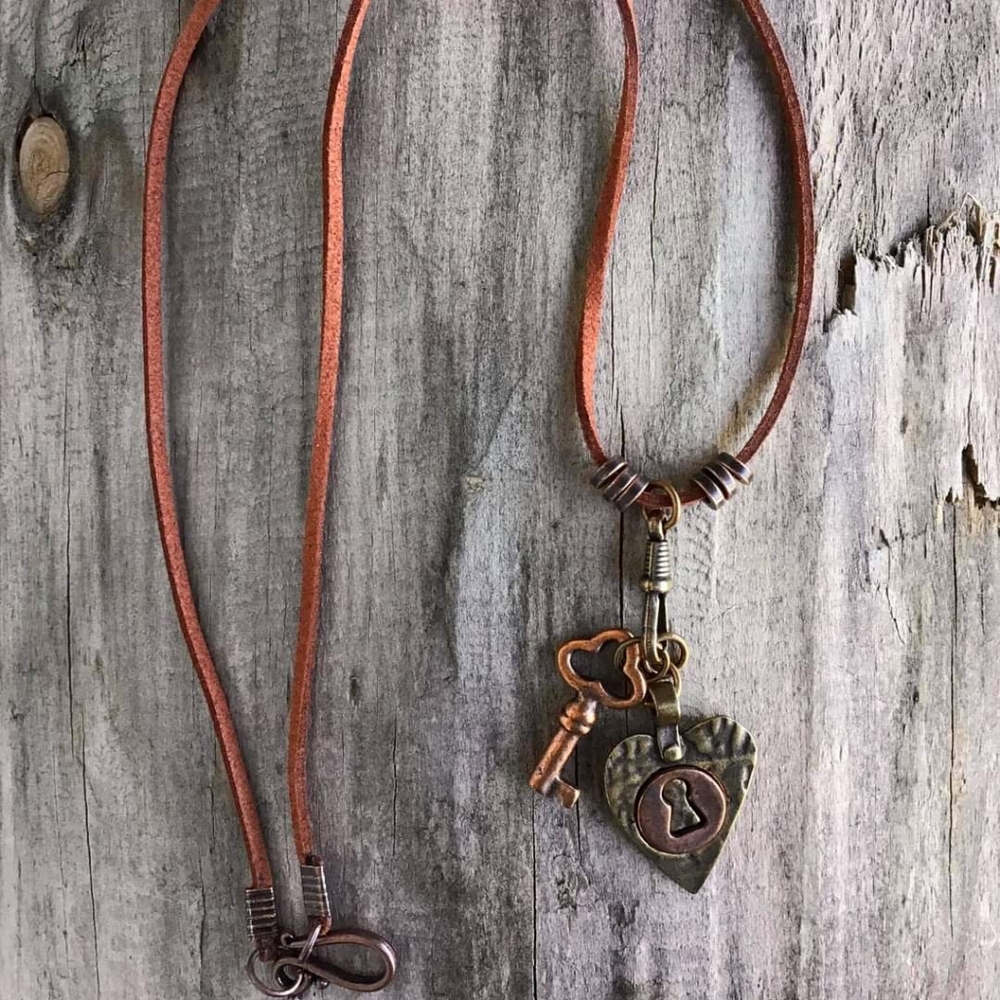 🗝HAND-CRAFTED NECKLACE